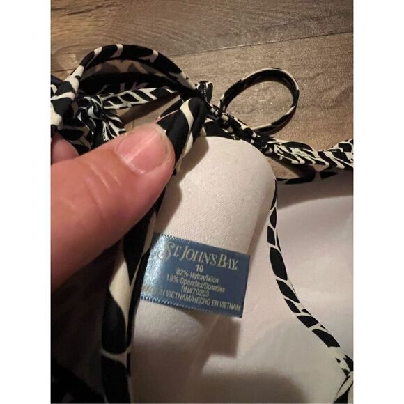 St John’s Bay 2-Piece Woman’s Swimsuit Set Woman’s Size 10 Top Size 8 Bottoms - Picture 6 of 9